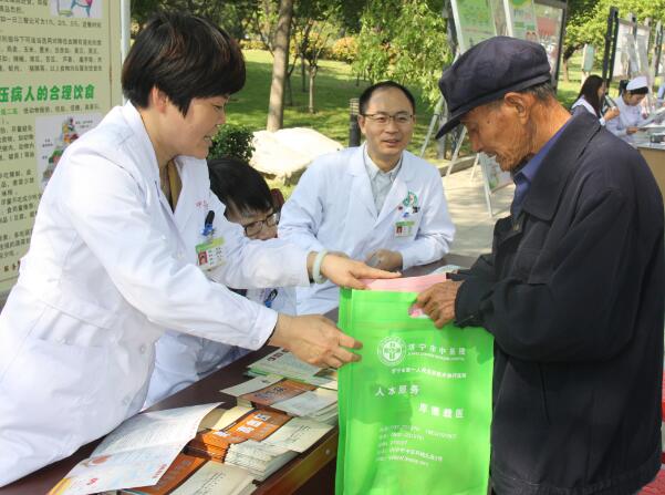 濟寧市中醫(yī)院閃耀“中國健康行” 專業(yè)義診與營養(yǎng)咨詢贏得群眾贊譽