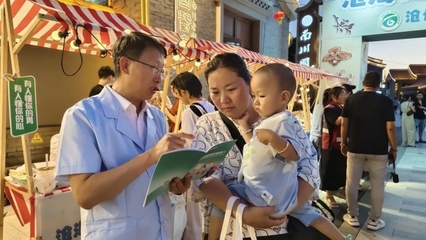 滄州市第三醫(yī)院舉辦“健康夜市”走進南川老街活動，提供現(xiàn)場營養(yǎng)健康咨詢服務(wù)